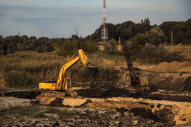 Soluții pentru industria extractivă 43 Decopertarea și pregătirea terenului pentru reabilitare